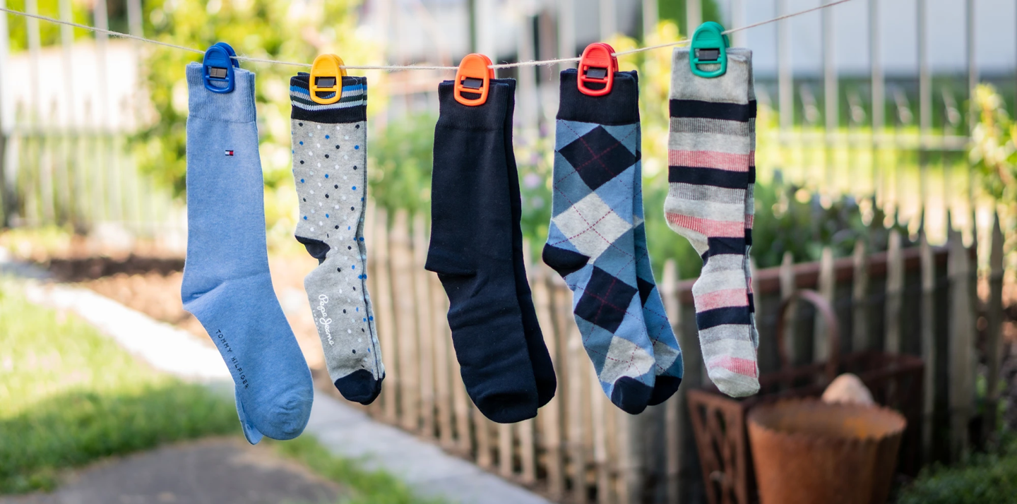 Hier hängen Socken mit einer Sockenklammern an einer Wäscheleine