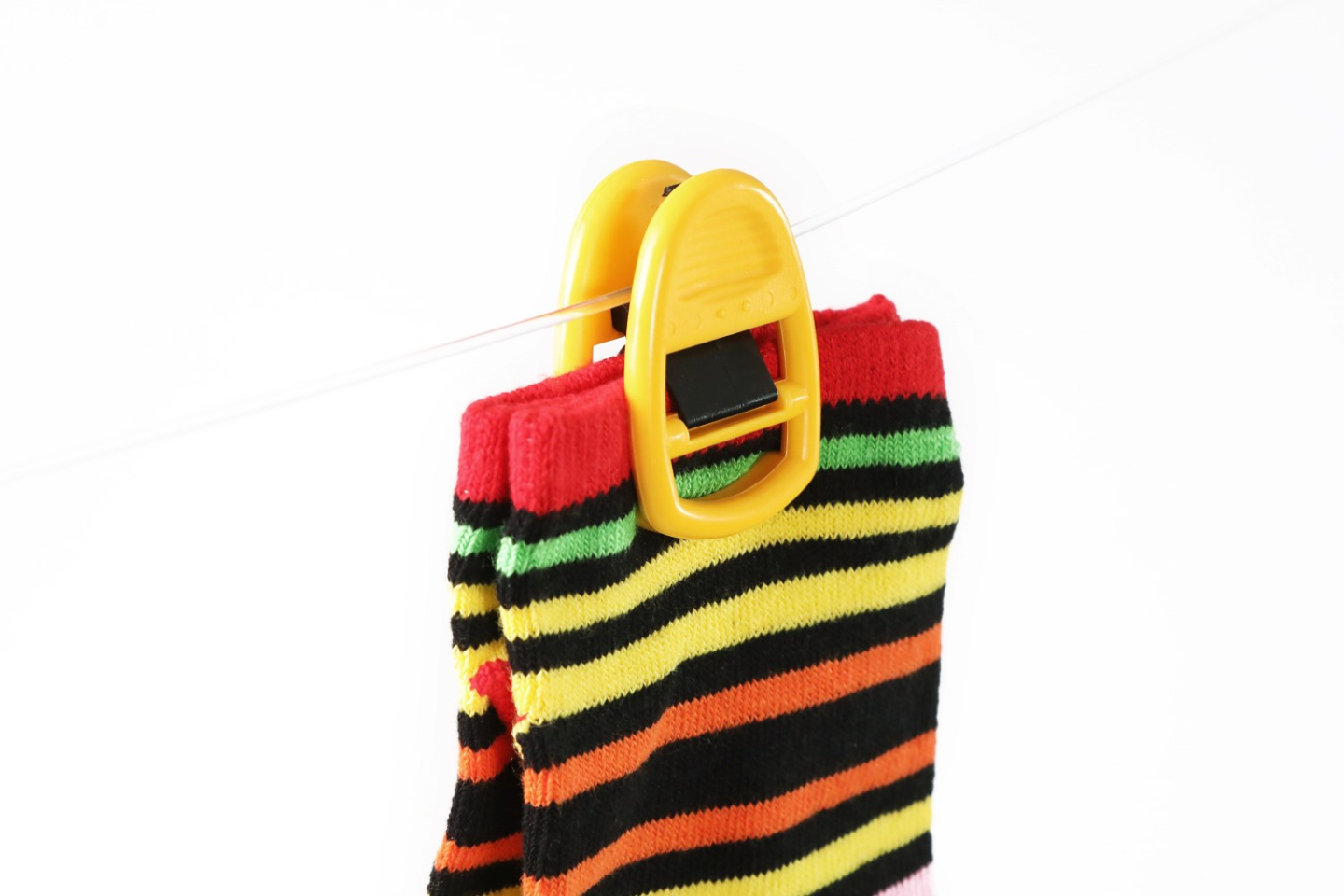 Socken mit Clipso Sockenklammer an Wäscheleine